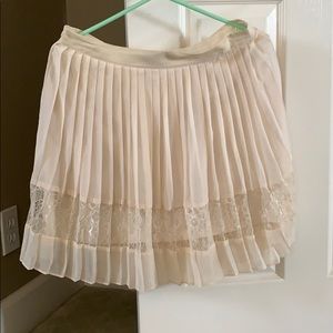 Lace cream pleated skirt